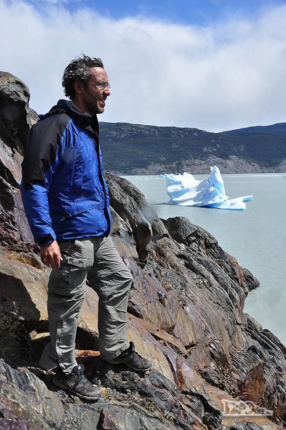 Em uma encosta rochosa admirando os icebergs desgarrados do glaciar Grey, no parque nacional Torres del Paine, no sul do Chile